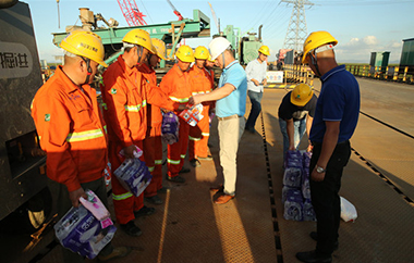 致敬！高温下在坚守