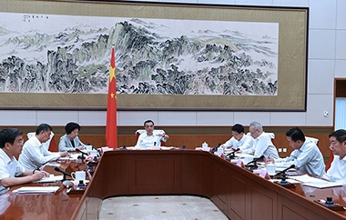 中共中央政治局会议：加大基础设施领域补短板力度