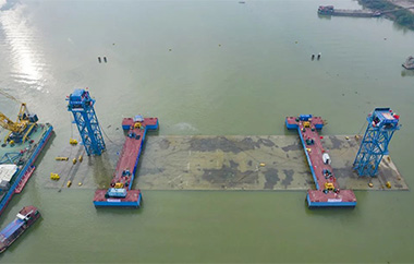 赞！中交二航局投资建设的襄阳市东西轴线项目沉管全部完成安装引《人民日报》等多家媒体关注！