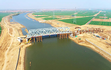 小清河复航工程全线首个钢桁梁顶推到位