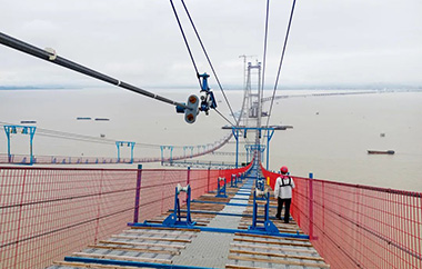 二航造！深中通道伶仃洋大桥首根主缆索股成功架设