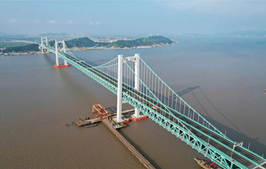 世界首座三塔四跨双层钢桁梁悬索桥建成通车