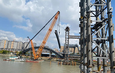 无锡菱湖大桥中跨首节拱肋吊装完成