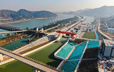 中交二航局参建的广西平陆运河“桥头堡”西津二线船闸建成通航